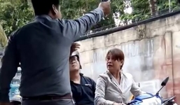 Công an 'áp giải' giám đốc nổ súng thị uy một phụ nữ trên phố